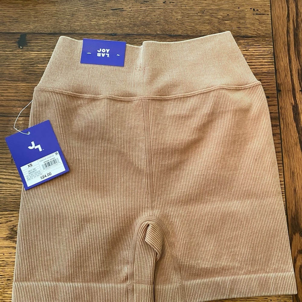 NWT JoyLab™ Women's Cross Waistband Bike Shorts 4"
Beige XS and XL - Picture 3 of 3